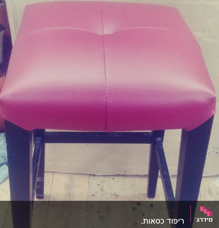 שרפרף מרופד באדום עם רגליים שחורות